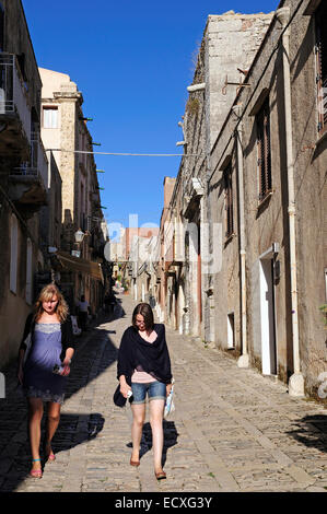 Street nella città vecchia, Erice, in Sicilia, Italia Foto Stock