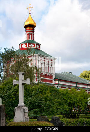 Torre di uno di Novodevichy chiese come si vede dal cimitero di Novodevichy. Foto Stock