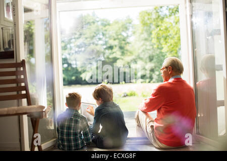 Nonno e nipoti rilassante nella porta Foto Stock