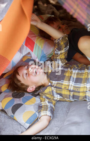 Ridere ragazzi giocare in tenda da campeggio Foto Stock