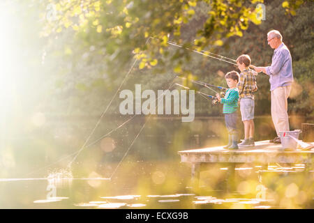 Nonno e nipoti la pesca sul lago Foto Stock