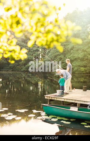 Ragazzo padre e nonno di pesca in lago Foto Stock