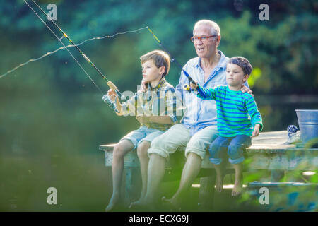 Nonno e nipoti la pesca nel lago Foto Stock