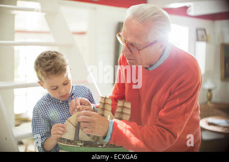 Nonno e nipote modello di edificio in barca a vela Foto Stock