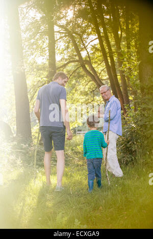 Il ragazzo, padre e mio nonno passeggiate in foresta Foto Stock