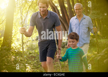 Il ragazzo, padre e mio nonno passeggiate in foresta Foto Stock