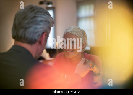 Romantica coppia di anziani tenendo le mani Foto Stock