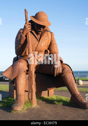 Tommy un acciaio corten scultura di WW1 soldato da Ray Lonsdale, Seaham Harbour North East England, Regno Unito Foto Stock