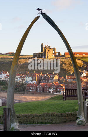 Whitby Abbey e la chiesa che si vede attraverso whalebone arch, North Yorkshire, Inghilterra, Regno Unito Foto Stock