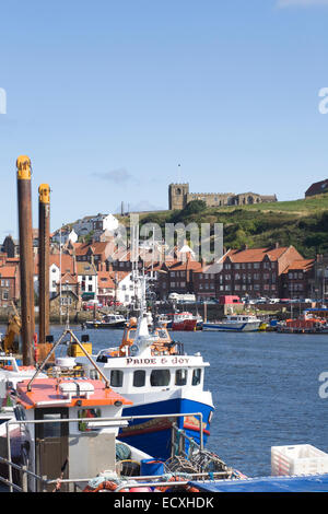 Whitby harbour con la chiesa di Santa Maria in background. Foto Stock