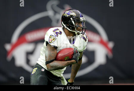 Houston, TX, Stati Uniti d'America. Xxi Dec, 2014. Baltimore Ravens wide receiver Jacoby Jones (12) restituisce un upfield kickoff durante la NFL partita di calcio tra la Houston Texans e Baltimore Ravens da NRG Stadium di Houston, TX. Credito: csm/Alamy Live News Foto Stock