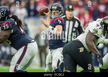 Houston, Texas, Stati Uniti d'America. Xxi Dec, 2014. Houston Texans quarterback caso Keenum (7) effettua un sorpasso durante la 1a metà di un gioco di NFL tra Houston Texans e Baltimore Ravens presso NRG Stadium di Houston, TX su dicembre21st, 2014. Credito: Trask Smith/ZUMA filo/Alamy Live News Foto Stock