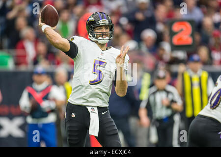 Houston, Texas, Stati Uniti d'America. Xxi Dec, 2014. Baltimore Ravens quarterback Joe Flacco (5) genera un pass durante la 1a metà di un gioco di NFL tra Houston Texans e Baltimore Ravens presso NRG Stadium di Houston, TX su dicembre21st, 2014. Credito: Trask Smith/ZUMA filo/Alamy Live News Foto Stock