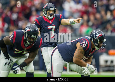 Houston, Texas, Stati Uniti d'America. Xxi Dec, 2014. Houston Texans quarterback caso Keenum (7) si prepara per un gioco durante la 1a metà di un gioco di NFL tra Houston Texans e Baltimore Ravens presso NRG Stadium di Houston, TX su dicembre21st, 2014. Credito: Trask Smith/ZUMA filo/Alamy Live News Foto Stock