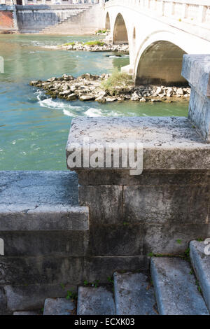 Passi per il fiume Adige nei pressi del Ponte della Vittoria in Verona, Italia Foto Stock
