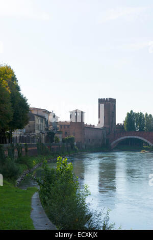 Castelvecchio, o il vecchio castello e il ponte sul fiume Adige a Verona, Italia settentrionale Foto Stock