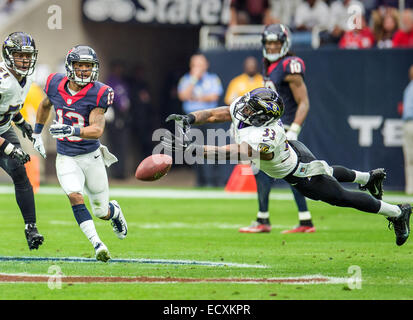 Houston, Texas, Stati Uniti d'America. Xxi Dec, 2014. Baltimore Ravens forte sicurezza che verrà HILL (33) strettamente manca di intercettare un passaggio destinato per Houston Texans wide receiver DAMARIS JOHNSON (13) durante la prima metà di un gioco di NFL a NRG Stadium. Credito: Trask Smith/ZUMA filo/Alamy Live News Foto Stock