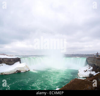 Cascate Horseshoe come si vede dalla tabella il Rock in Queen Victoria Park in Niagara Falls, Ontario, Canada Foto Stock