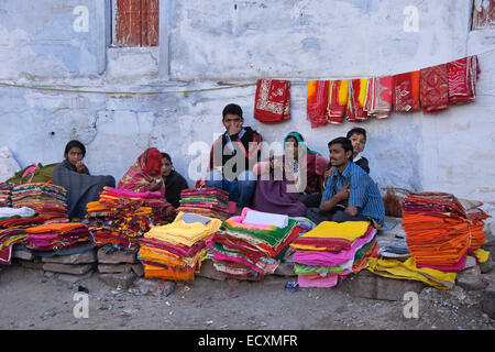 Gente che vende tessuti colorati sulla strada, Jodhpur, Rajasthan, India Foto Stock