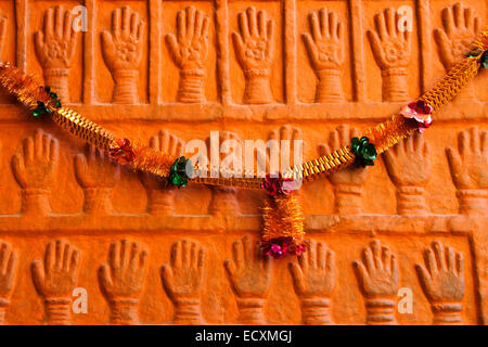 Sati (suttee) handprints presso il cancello di Mehrangarh (Meherangarh) Fort, Jodhpur, Rajasthan, India Foto Stock