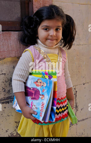 Bambina con Libro, Jodhpur, Rajasthan, India Foto Stock