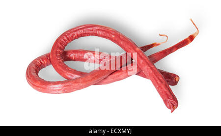 Lunghi e sottili di salsiccia affumicata ruotato isolati su sfondo bianco Foto Stock