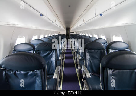 Blu scuro posti a sedere in un vuoto aereo a getto Foto Stock