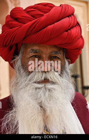 Il vecchio uomo in rosso turbante, Rajasthan, India Foto Stock