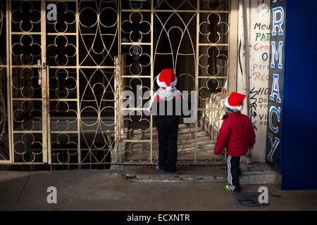 Tijuana, Messico. Xxi Dec, 2014. I bambini indossare cappelli di Babbo Natale, prima dell'atletica gara di natale 'Esegui Santa Run, nella città di Tijuana, Baja California, nel nordovest del Messico il 21 dicembre 2014. Credito: Guillermo Arias/Xinhua/Alamy Live News Foto Stock