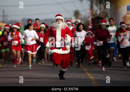 Tijuana, Messico. Xxi Dec, 2014. Residenti prendere parte all'atletica gara di natale 'Esegui Santa Run, nella città di Tijuana, Baja California, nel nordovest del Messico il 21 dicembre 2014. Credito: Guillermo Arias/Xinhua/Alamy Live News Foto Stock