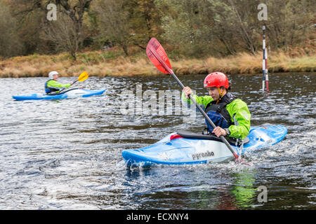 Formazione kayak, Plas y Brenin, Gwynedd, Galles del Nord, Regno Unito Foto Stock