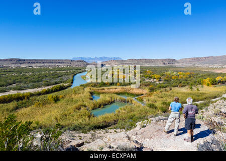 Walkers sul sentiero natura a Rio Grande Villaggio affacciato sul fiume Rio Grande & confine messicano, il Parco nazionale di Big Bend, Texas, Stati Uniti d'America Foto Stock