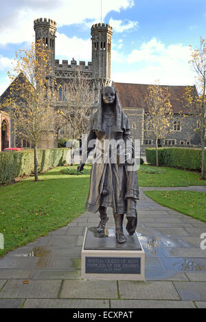 Statua di Berha, Regina del Kent a Lady Wootton's Green, Canterbury, Regno Unito. Abate Fyndon,s porta grande è in background. Foto Stock