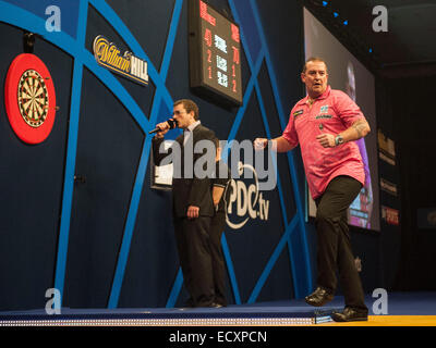 Londra, Regno Unito. Xxi Dec, 2014. William Hill mondo freccette campionato. Dean Winstanley (26) [ita] celebra durante il suo gioco con Wayne Jones [ita]. Credito: Azione Sport Plus/Alamy Live News Foto Stock