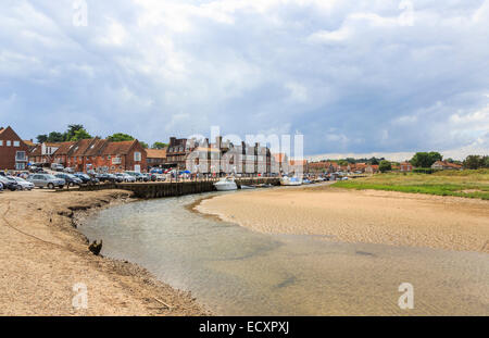 Barche ormeggiate e waterfront da un torrente nel porto a bassa marea in Blakeney, costiere a nord di Norfolk, Regno Unito Foto Stock