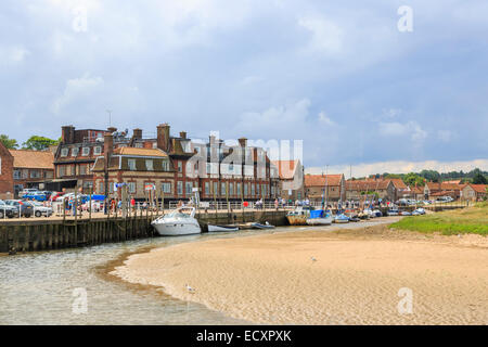 Barche ormeggiate in creek a bassa marea nel porto di Blakeney, costiere a nord di Norfolk, Regno Unito in estate Foto Stock