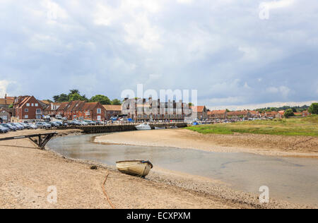 Barche ormeggiate e spiaggiata nel torrente nel porto di bassa marea in Blakeney, costiere a nord di Norfolk, Regno Unito Foto Stock