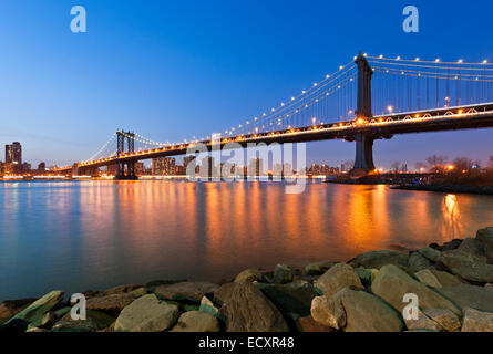 Manhattan Bridge East River crepuscolo Foto Stock