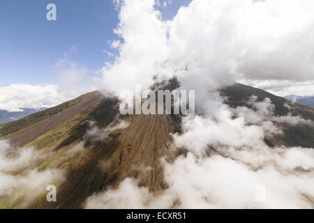 Elicottero Shot del vulcano Tungurahua in Ecuador Foto Stock