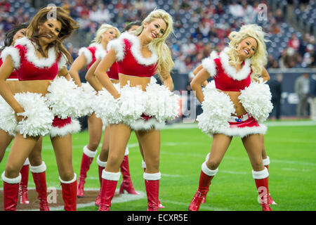 Houston, Texas, Stati Uniti d'America. Xxi Dec, 2014. Houston Texans cheerleader eseguire in abiti di Natale in un gioco di NFL tra Houston Texans e Baltimore Ravens presso NRG Stadium di Houston, TX su Dicembre 21st, 2014. I Texans hanno vinto il gioco 25-13. Credito: Trask Smith/ZUMA filo/Alamy Live News Foto Stock