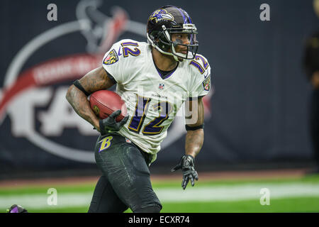 Houston, Texas, Stati Uniti d'America. Xxi Dec, 2014. Baltimore Ravens wide receiver Jacoby Jones (12) restituisce un calcio di inizio durante la 1a metà di un gioco di NFL tra Houston Texans e Baltimore Ravens presso NRG Stadium di Houston, TX su Dicembre 21st, 2014. I Texans hanno vinto il gioco 25-13. Credito: Trask Smith/ZUMA filo/Alamy Live News Foto Stock