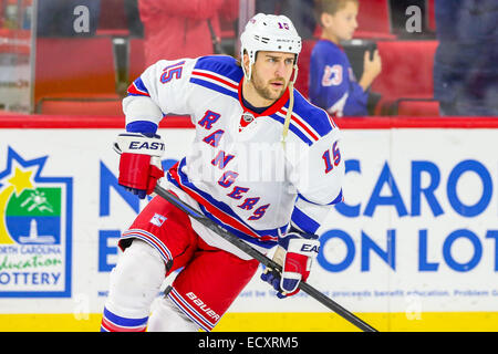 Raleigh, North Carolina, Stati Uniti d'America. Xx Dec, 2014. New York Rangers ala sinistra Tanner vetro (15) durante il gioco NHL tra il New York Rangers e Carolina Hurricanes al PNC Arena. Il New York Rangers sconfitto la Carolina Hurricanes 3-2 in una sparatoria. © Andy Martin Jr./ZUMA filo/Alamy Live News Foto Stock