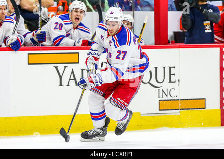 Raleigh, North Carolina, Stati Uniti d'America. Xx Dec, 2014. New York Rangers defenceman Ryan McDonagh (27) durante il gioco NHL tra il New York Rangers e Carolina Hurricanes al PNC Arena. Il New York Rangers sconfitto la Carolina Hurricanes 3-2 in una sparatoria. © Andy Martin Jr./ZUMA filo/Alamy Live News Foto Stock