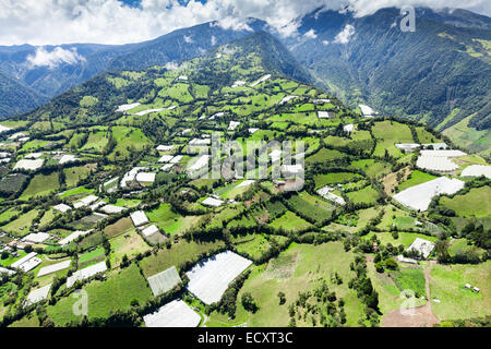 Ripresa aerea della zona Runtun Banos de Agua Santa Ecuador vulcano Tungurahua in background coperti da Cloud Foto Stock