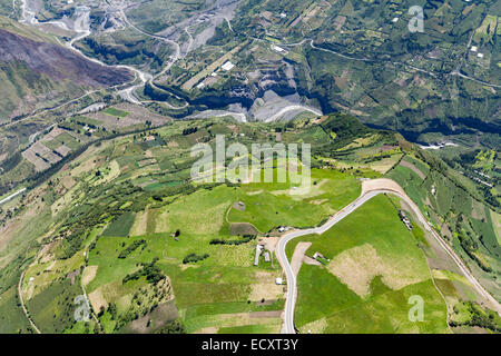 Altitudine elevata riprese aeree su terreno coltivato nella provincia di Tungurahua Ecuador Fiume Pastaza in background Foto Stock