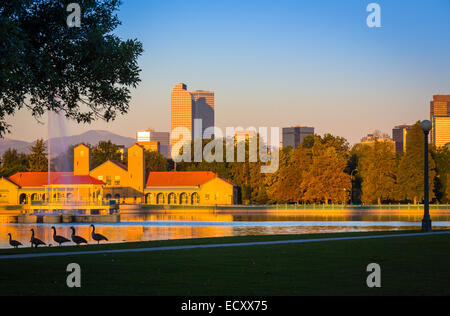 Denver è la città più grande e la capitale dello Stato del Colorado. Si vede qui dal parco della città. Foto Stock