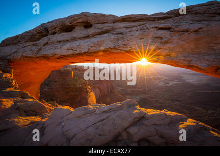 Mesa Arch a sunrise, Island in the Sky distretto del Parco Nazionale di Canyonlands, Utah Foto Stock