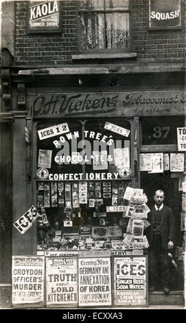 Circa 1910 fotografia in bianco e nero. L'edicola Charles Vickers si trova all'esterno della sua cartiera con le testate di fronte. Croydon, Inghilterra Foto Stock