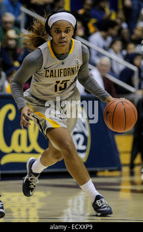 Berkeley CA. Xxi Dec, 2015. California G # 15 Brittany Boyd a metà corte durante il NCAA donna gioco di basket tra Cardinali di Louisville e California Golden Bears 57-70 perso a Hass Pavilion Berkeley in California © csm/Alamy Live News Foto Stock