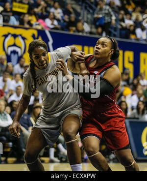 Berkeley CA. Xxi Dec, 2015. Louisville F # 32 Emmonnie Henderson battaglia con Cal # 21 Reshanda grigio durante il NCAA donna gioco di basket tra Cardinali di Louisville e California Golden Bears 57-70 vincere a Hass Pavilion Berkeley in California © csm/Alamy Live News Foto Stock